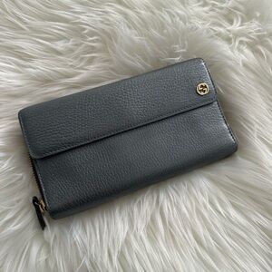 Gucci Pebbled Leather Continental Long zippered wallet in Metallic Silver Grey